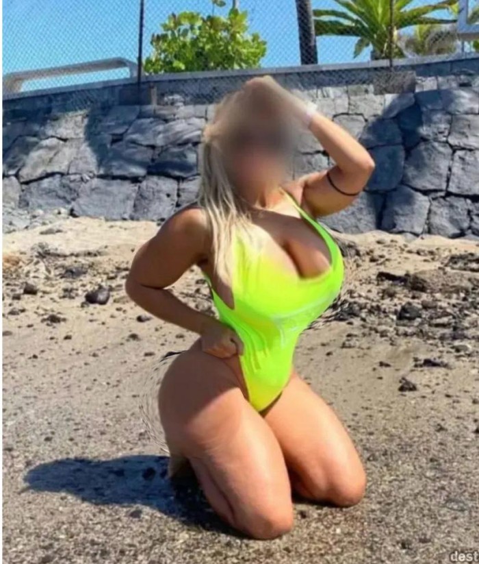 ENCANTADORA LATINA BOMBA DE SEXO EN ISLA CHICA