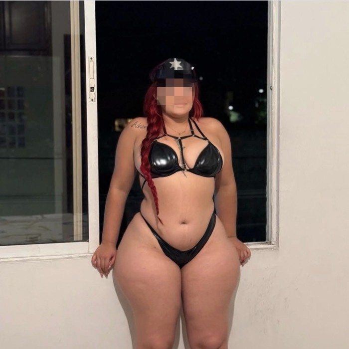 Mujer con curvas deliciosas, exuberante y buena am