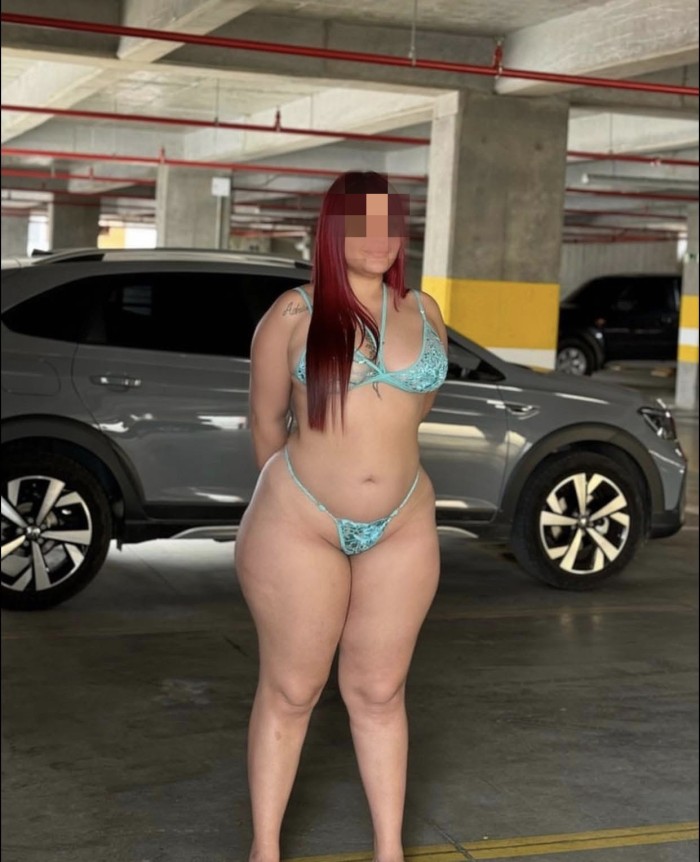 Mujer con curvas deliciosas, exuberante y buena am