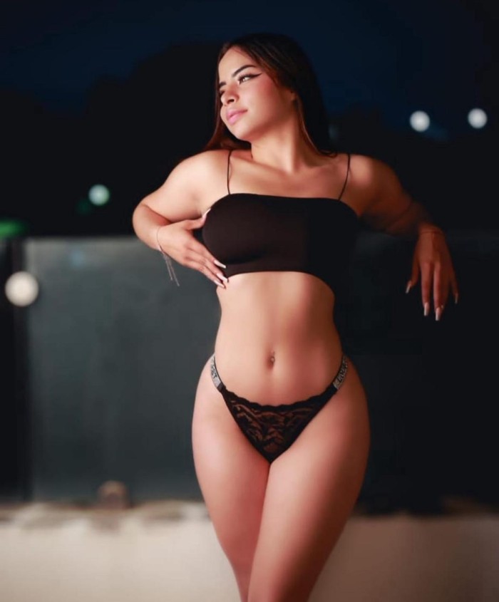 LAURA CACHONDA JOVEN  NIÑATA VEN Y APROVECHAME 24H