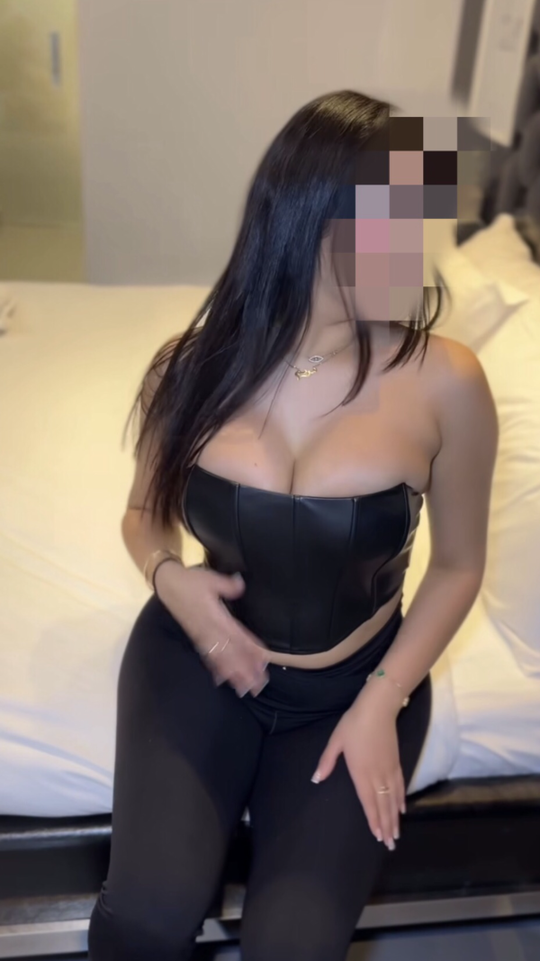 Sexy Rica Latina en piso sola placer infinito