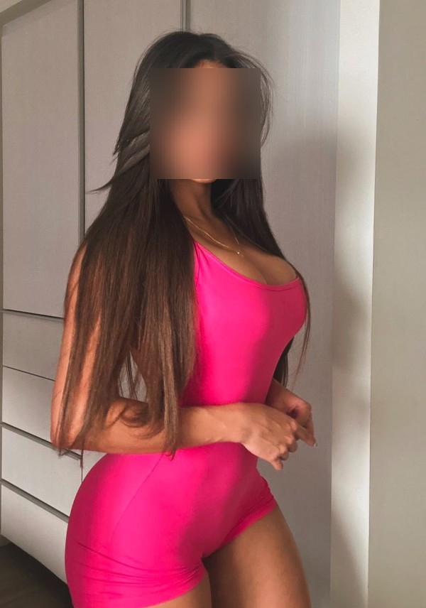 Soy una chica universitaria joven elegante llámame