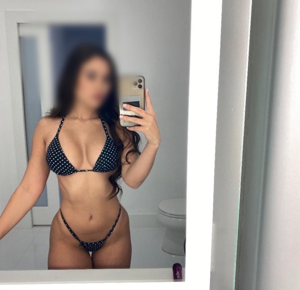 Bella morena implicada cachonda de pasó por tu zon