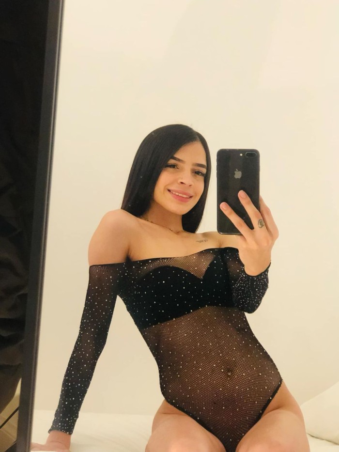 FLACA CACHONDA DISPONIBLE PARA TI