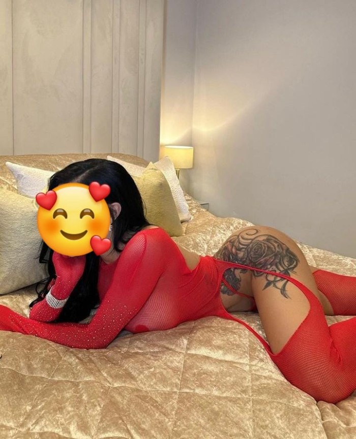 JOVEN COLOMBIANA MUY CALIENTE EN LA CAMA