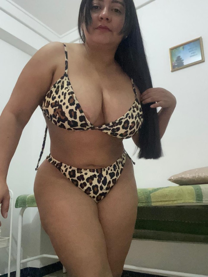 pequeñita tetona con ganas de ponerme en cuatro y