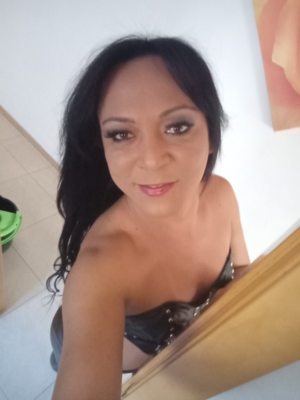 chica trans juguetona rica brasileña  independiente