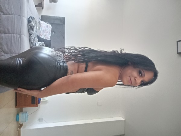 chica trans juguetona rica brasileña  independiente