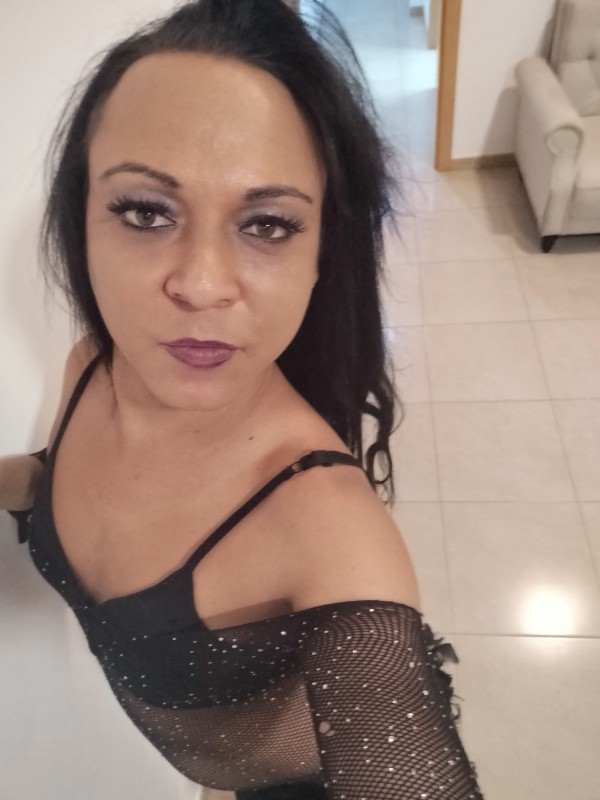 chica trans juguetona rica brasileña  independiente