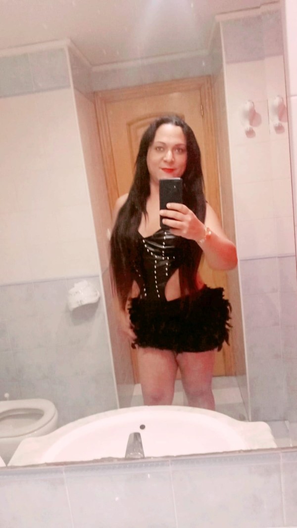 chica trans juguetona rica brasileña  independiente