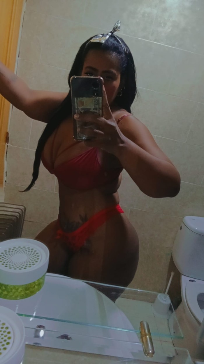 NEGRA CON TETAS Y CULO GRANDE