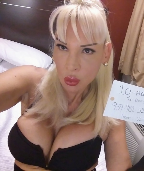 Rubia voluptuosa sexy y muy pollona ARANZA TRANS