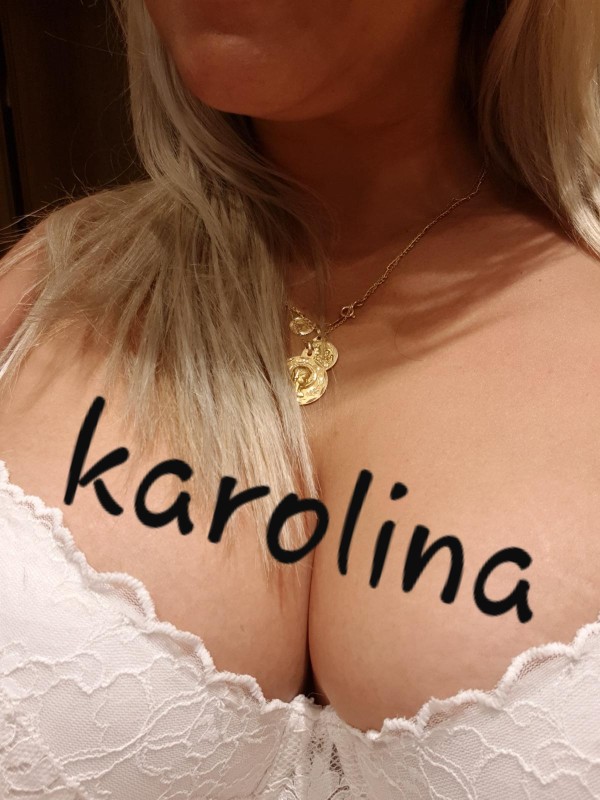 Karolina, pechos XL, naturales jugar a tu antojo!