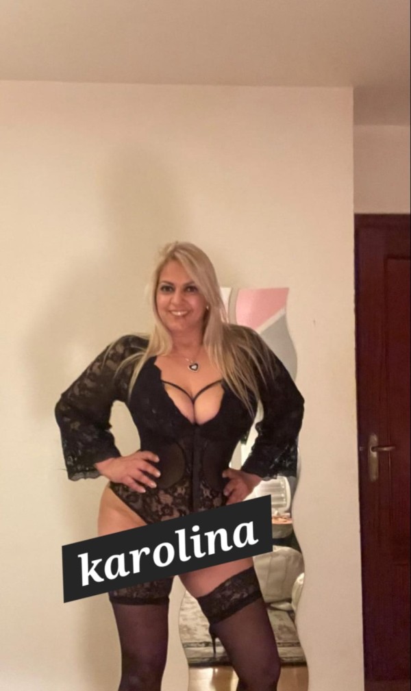 Karolina, pechos XL, naturales jugar a tu antojo!