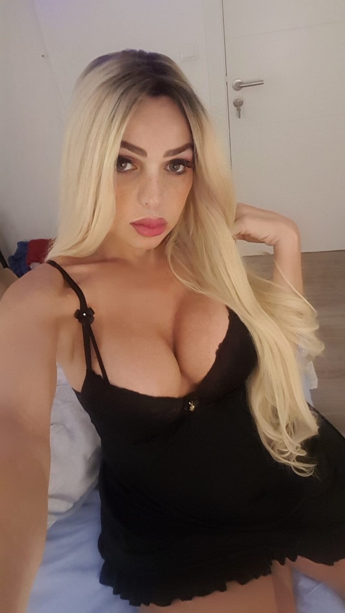 Rubia guapa femenina mamá noé con regalo bebe..