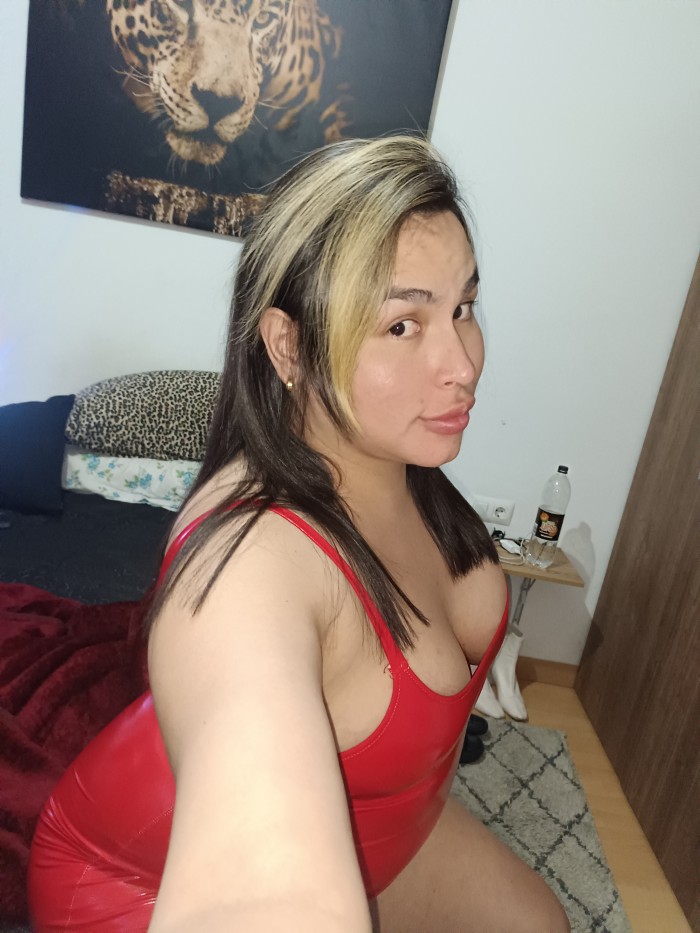 Bellísima chica trans activa pasiva besucona leche