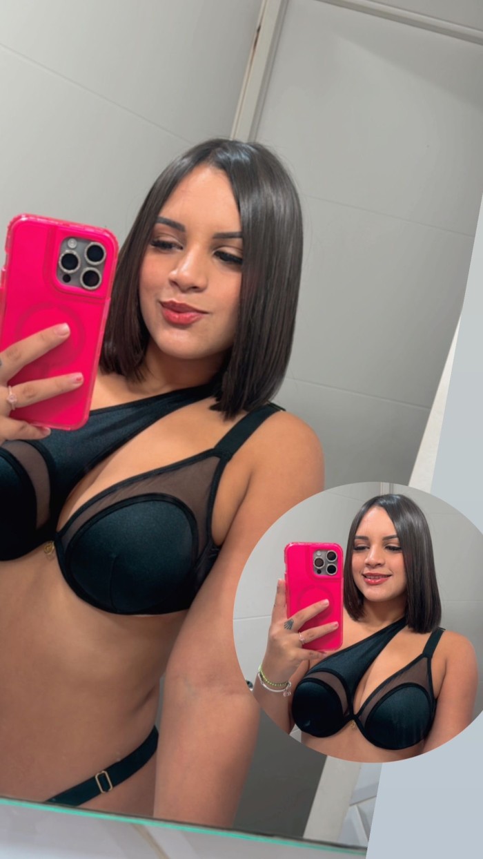 UNA HERMOSA JOVEN DE PIEL CANELA