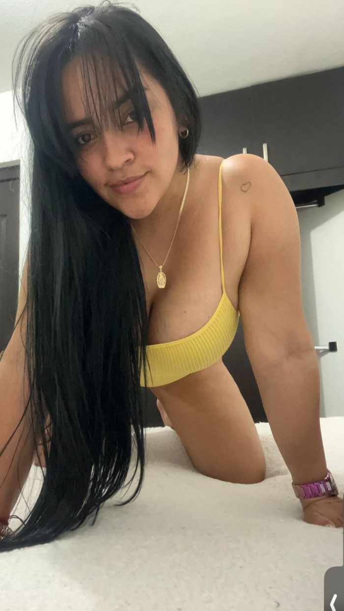 hermosa latina con ganas de tragarme toda tu polla