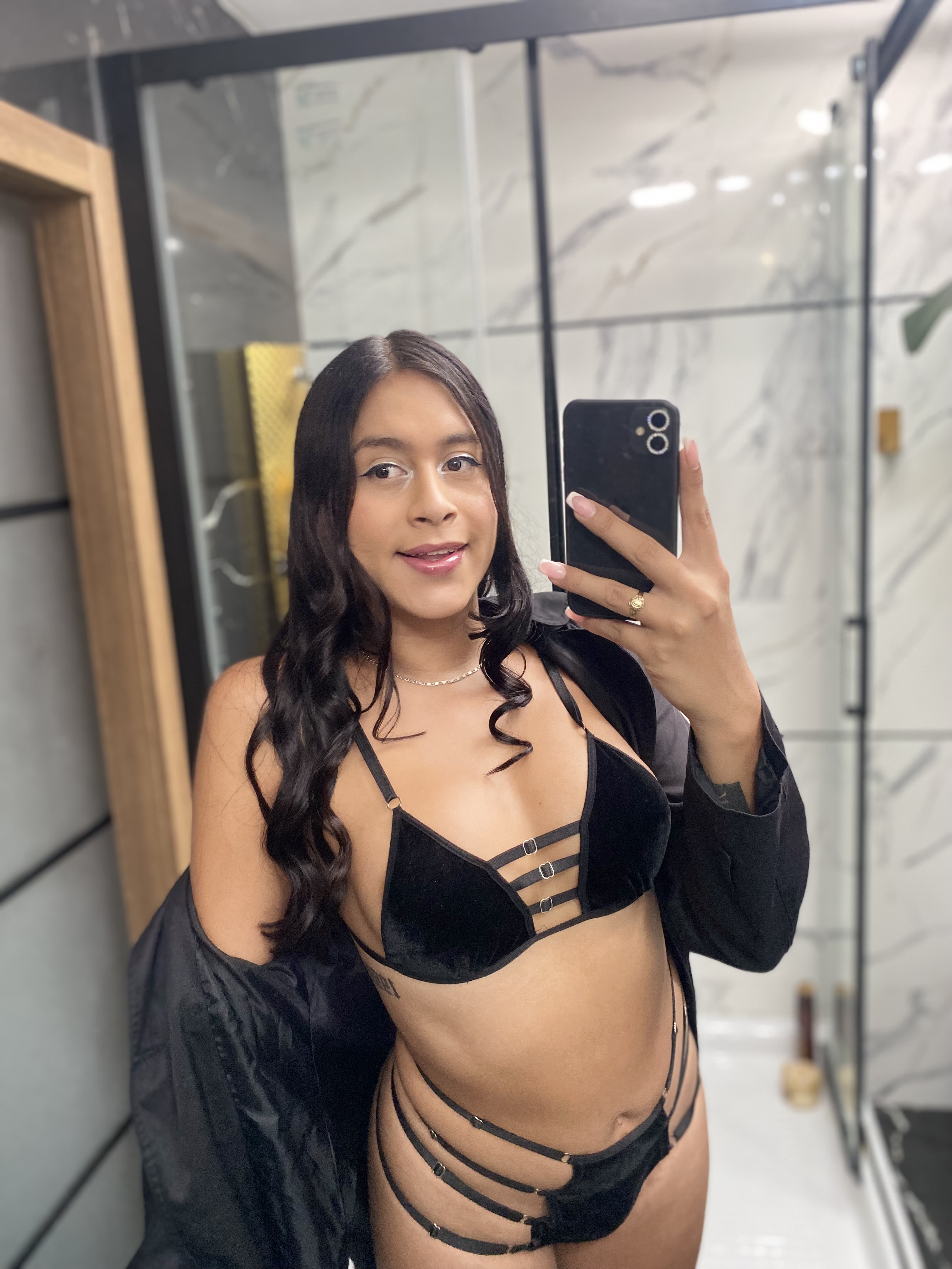 Hermosa morena latina dulce y extrovertida