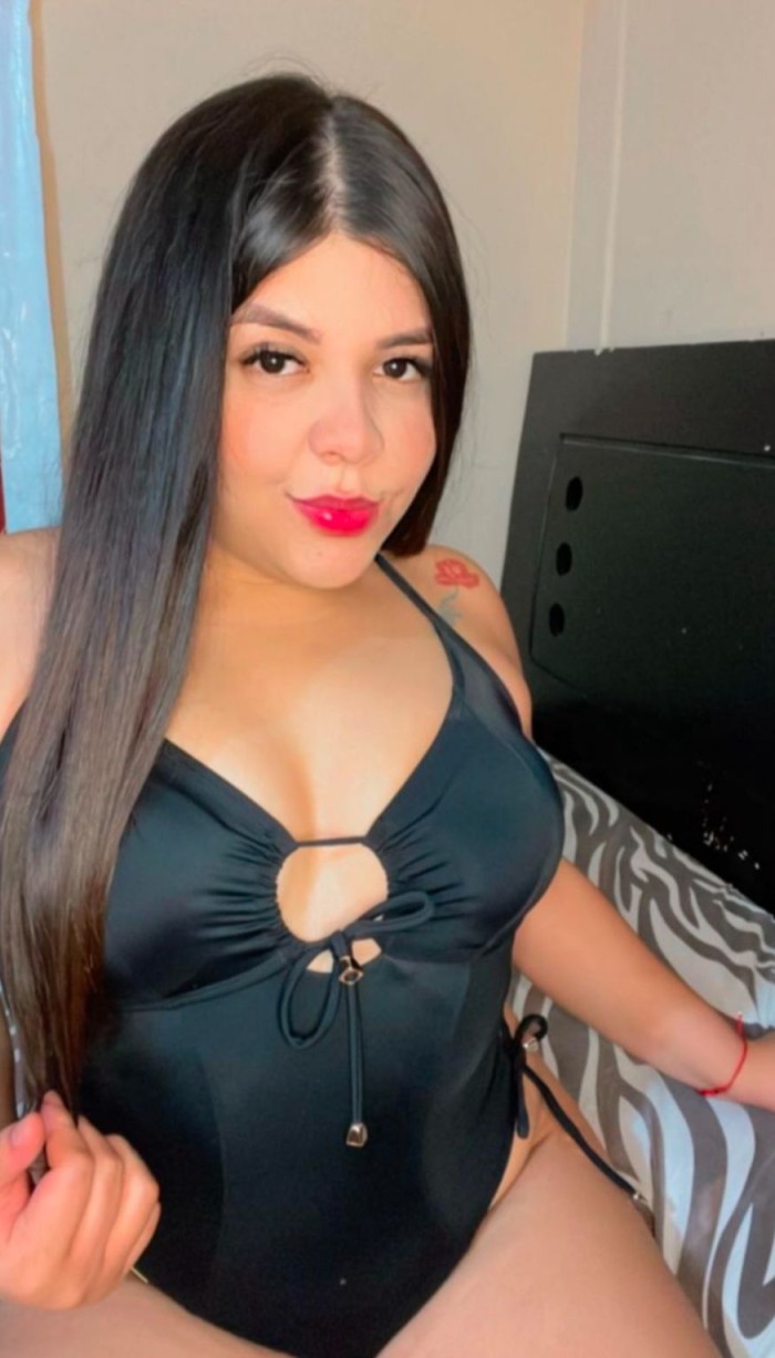 LATINA CALIENTE  CON UN COÑITO APRETADITO..