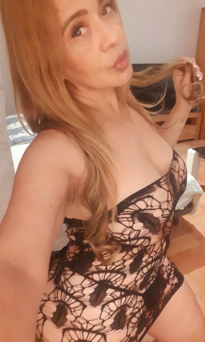 SEXY LATINA RUBIA