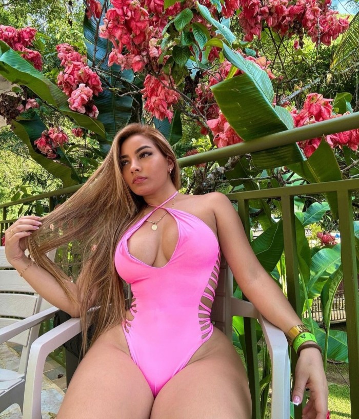 DANIELA TOP LATINO RUBIA ELEGANTE PARA DISFRUTAR