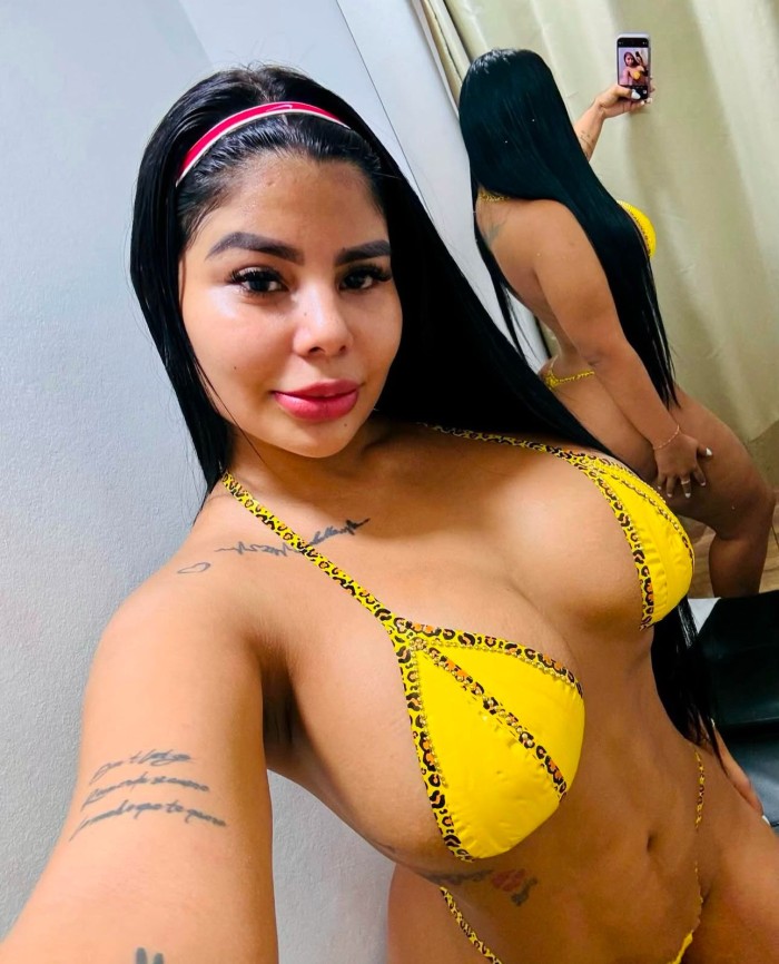 Jovencita caliente amante a la fiesta