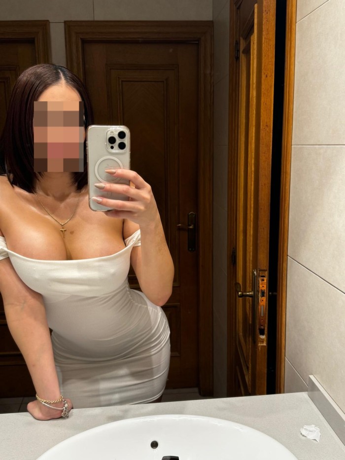 JOVENCITA ENCANTADORA LLENA DE PLACER