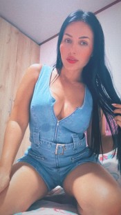 DESCUBRE EL PLACER DE LA MANO DE DANIELA EN UNA NO