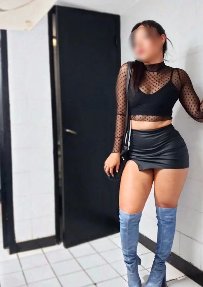 JOVENCITA PELIRROJA CON UNA BUENA RETAGUARDIA WHATSAPP